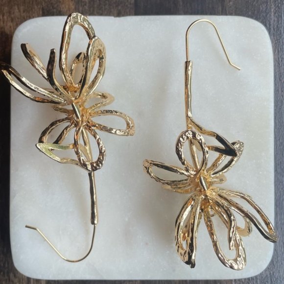 ♡Anthropologie Golden Flower Earrings♡ - Picture 5 of 8